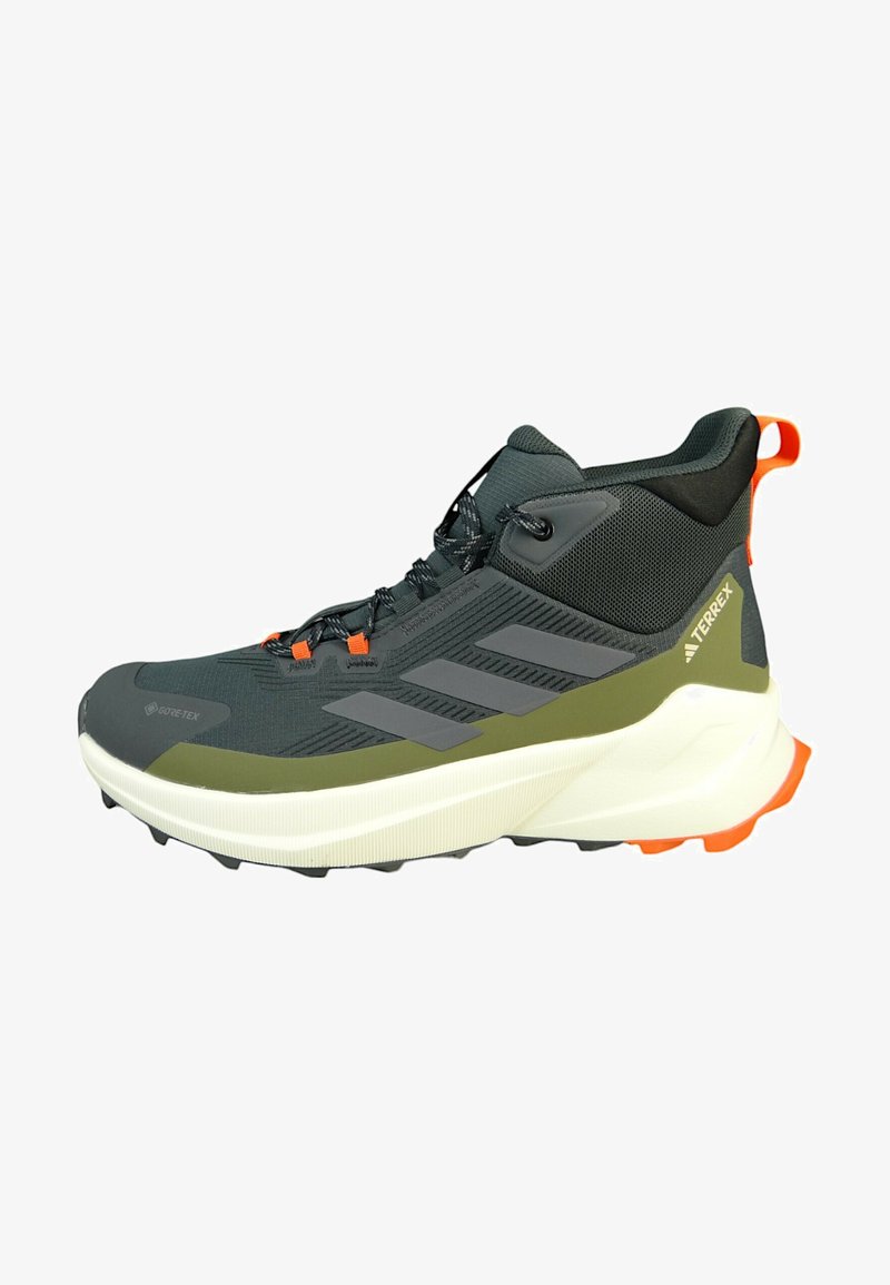 Wysokie buty trekkingowe z ciemnoszarym wierzchem, oliwkowymi akcentami, jaskrawopomarańczowymi detalami oraz teksturowaną gumową podeszwą z wyraźnymi wypustkami.