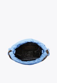 Borsa a mano in pelle azzurro chiaro con parte superiore arricciata e tracolla a catena; presenta una fodera nera e un'etichetta con testo all'interno.