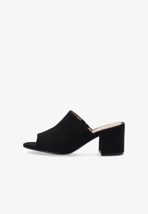 Mule noire en daim avec bout ouvert, talon large et bloc, et un design à enfiler, présenté en profil latéral sur fond blanc.