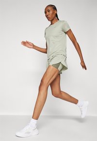 ASICS ROAD SHORT - Šortai „du viename“ - olive grey
