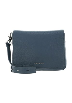 Sac bandoulière en cuir texturé bleu avec une sangle détachable et un fermoir magnétique. Il arbore un logo de marque discret à l'avant.