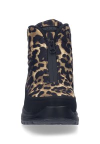Las botas de tobillo con estampado de leopardo presentan un cierre de cremallera, acentos en negro y una superficie texturizada, con una suela acolchada y un diseño de punta redonda.