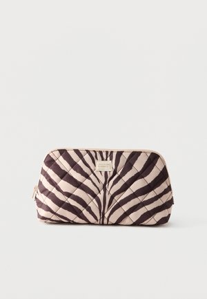 Quiltet lynlås-pung med beige og mørkebrun zebra print mønster, rektangulær form og stofmærke med mærke centreret foran.