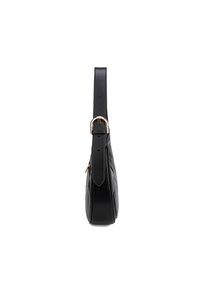 Sac à bandoulière en cuir noir avec une forme plate, une bandoulière ajustable et des détails de boucle dorée. La surface présente une texture lisse.