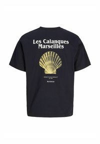 Námořnická modrá bavlněná tričko s žlutou grafikou mušle a textem "Les Calanques Marseilles" potištěným na zadní straně. Volný střih.