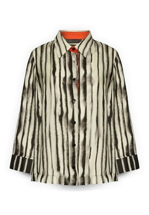 Chemise à manches longues boutonnée avec des rayures verticales tie-dye noires et blanches et une doublure intérieure de col orange.