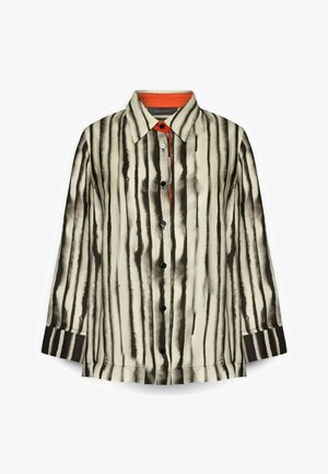 Koszula z długim rękawem na guziki z pionowymi czarno-białymi paskami typu tie-dye i pomarańczową podszewką wewnętrzną kołnierza.