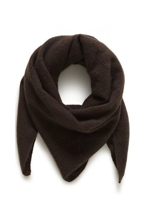 Hnedý trojuholníkový šál vyrobený z mäkkého, chlpato hebkého materiálu. Má zavesejací dizajn s špicatými koncami a hladkú textúru, vhodný na vrstvenie.