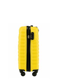 Valigia rigida gialla con texture rigata, zip nera e due ruote per la mobilità, dotata di un lucchetto digitale sul lato.