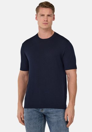 Marineblauwe T-shirt met korte mouwen en ronde hals, gemaakt van een gladde, lichte stof. Het heeft een rechte snit zonder zichtbare logo's of versieringen.