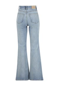 Jeans en denim bleu clair taille haute avec jambes larges évasées, deux poches arrière et une étiquette de marque beige sur la ceinture.