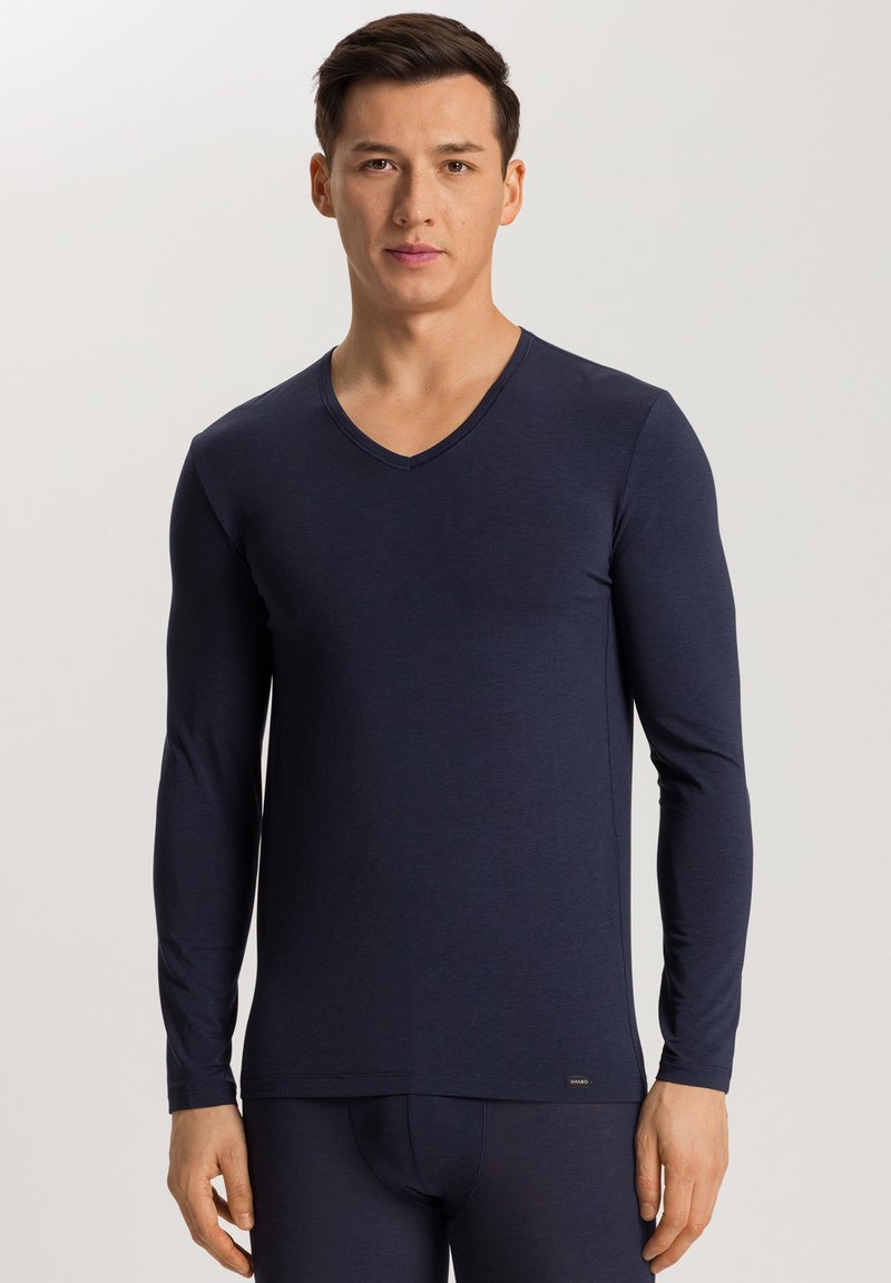 Marineblauwe langemouw V-hals shirt gemaakt van zachte, stretchstof. Heeft een gladde textuur en een subtiele merklabel aan de zoom.