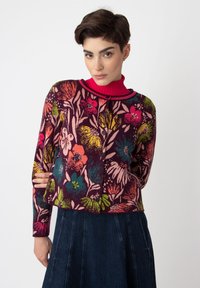 Färgglad blommig stickad cardigan med en mörk lila bakgrund, med rund halsringning, knäppning och långa ärmar.