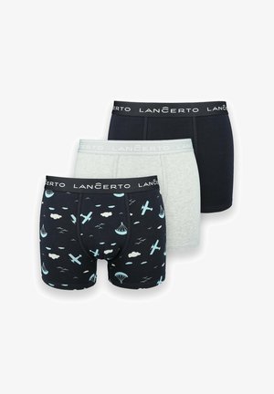 Trzy pary męskich bokserków. Jedne szare, jedne granatowe w wzór z samolotami i spadochronami, oraz jedne jednostajne granatowe, wszystkie z markowymi gumkami.