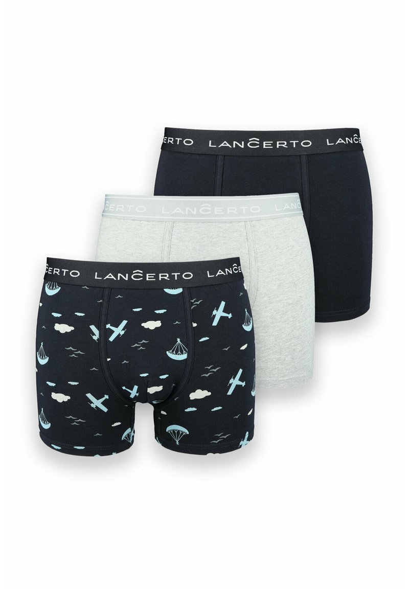 Trzy pary męskich bokserków. Jedne szare, jedne granatowe w wzór z samolotami i spadochronami, oraz jedne jednostajne granatowe, wszystkie z markowymi gumkami.