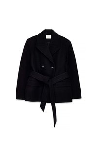 Mustast villasegust topeltreassa bleiser, millel on suur sälguga krae, vöötatud vöökoht ja kaks esiosa taskut. Sile tekstuur ja struktureeritud kuju.