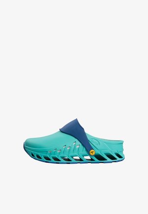 Lichtblauwe instapklomp met geventileerde zool en verstelbare donkerblauwe band, ontworpen voor comfort en ademend vermogen.