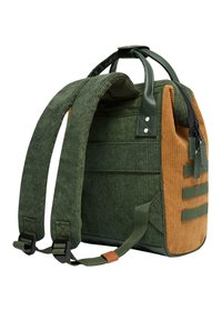 Un sac à dos en corduroy vert et marron avec des accents en cuir, des bretelles rembourrées et un compartiment zippé. Présente une forme rectangulaire structurée.