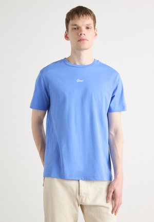 Helles blaues Baumwoll-T-Shirt mit Rundhalsausschnitt und kurzen Ärmeln. Verfügt über ein kleines weißes Logo auf der Brust. Glatte Textur.