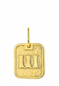 Colgante cuadrado de oro con fondo texturizado y el número romano tres (III) en relieve en el centro, unido a un lazo para una cadena.