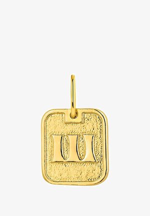 Colgante cuadrado de oro con fondo texturizado y el número romano tres (III) en relieve en el centro, unido a un lazo para una cadena.