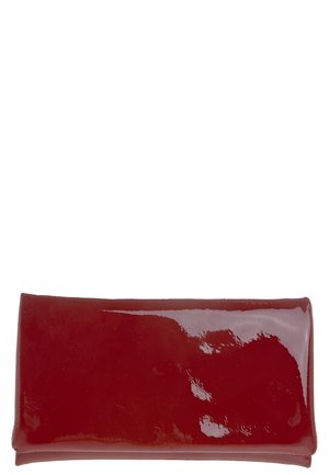 Glansfuld mørkerød rektangulær clutch-taske med en glat overflade og ingen synlige pynt.
