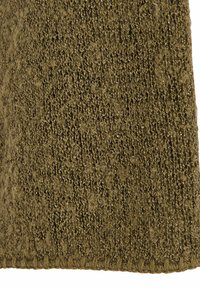 Tejido de punto en verde oliva con una superficie texturizada, que presenta hilos metálicos finos entrelazados y un borde acanalado en la parte inferior.