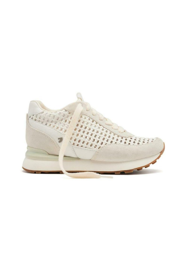 Sneakers bianchi in rete e suede con design a lacci, dotati di una suola intermedia verde chiaro e di una suola in gomma. Superficie testurizzata con dettagli ritagliati.