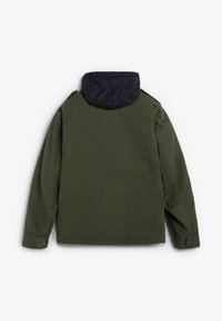 Chaqueta verde con capucha azul oscura. Presenta mangas largas, corte recto y una textura suave. Sin patrones ni acentos visibles.