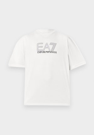 Wit t-shirt met korte mouwen met het "EA7 Emporio Armani" logo in het zwart gedrukt op de borst tegen een effen achtergrond.