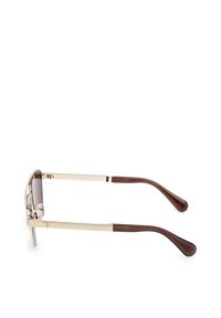 Gafas de sol con un diseño de marco metálico dorado, brazos marrones y lentes en degradado gris. Cuentan con almohadillas nasales ajustables para un ajuste cómodo.