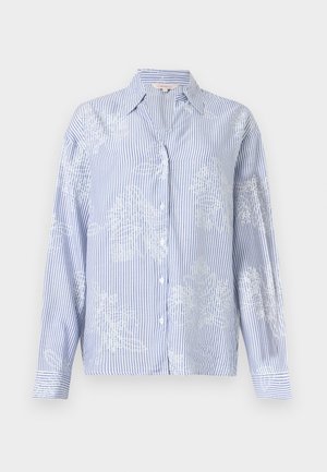 Chemise à manches longues boutonnée avec des rayures verticales bleues et blanches et des motifs floraux blancs, dotée d'un col pointu et de manches avec poignets.