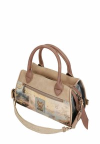 Sac à main beige et marron clair avec une texture lisse, double poignées, une bandoulière réglable, et des motifs décoratifs sur le panneau avant.