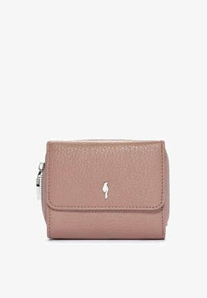 Różowy skórzany portfel o fakturowanej powierzchni, z akcentem w postaci srebrnego logo, zamkiem błyskawicznym oraz kompaktowym prostokątnym kształtem.