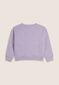 Sudadera acolchada lavanda con un distintivo patrón de ondas, puños acanalados y cuello redondo. Textura suave con una sutil marca en la manga.