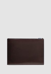 Bolsa de cuero marrón con textura suave, forma rectangular y cierre de cremallera en la parte superior. Diseño minimalista sin logotipos ni patrones visibles.