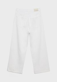 Jeans bianchi a gamba larga con vita alta, dotati di due tasche posteriori e un'etichetta in vita. Realizzati in tessuto denim.
