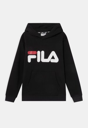 Sort fleece-hoodie med hvid og rød FILA-logo på fronten, kængurulomme samt ribstrikkede manchetter og kant.