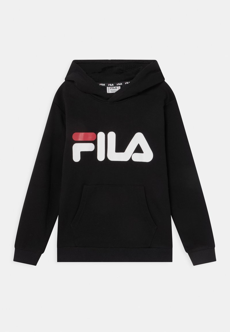 Sweat à capuche en polaire noire avec un logo FILA blanc et rouge sur le devant, une poche kangourou, et des poignets et une taille côtelés.