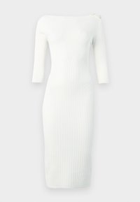 Λευκό midi φόρεμα από ριμπ πλεκτό ύφασμα με μανίκια τριών τετάρτων, λαιμόκοψη σκάφος και δύο κουμπιά στον αριστερό ώμο.