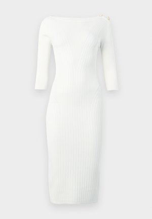 Hvid ribstrikket midikjole med trekvartlange ærmer, bådhals og to knapper på venstre skulder.
