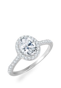 Ovaler Verlobungsring mit einem großen zentralen klaren Diamanten, umgeben von kleineren Diamanten, gefasst in einem polierten weißen Metallband.