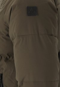 Olivenfarvet puffjakke med en glat tekstur og en rektangulær sort logo lap; har en lynlåslomme på siden.