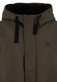 Jachetă cu glugă maro, căptușită cu fleece negru, având șnururi negre, fermoar frontal și o etichetă mică cu logo pe partea stângă a pieptului.