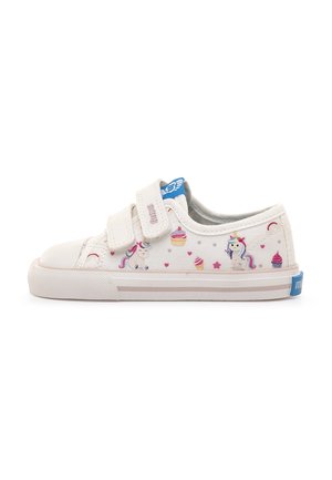 Zapatillas de lona blanca con patrones de unicornio y cupcake. Cuentan con una doble correa de Velcro y un logo azul en el talón. Suela plana de goma.