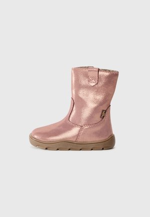 Botine metalice roz cu talpă solidă, vârf rotunjit și detalii cusute. Interior căptușit și o mică tab pentru o îmbrăcare ușoară.