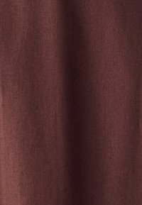 Bordeaux stof met een gladde textuur en een lichte glans, met een consistente weefpatroon. Geen zichtbare patronen of hardware details.