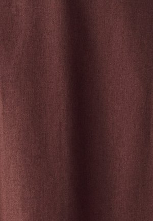 Burgundi värvi kangas, millel on sile tekstuur ja kerge sära, omades ühtlast kootud mustrit. Ei ole nähtavaid mustreid ega metalltoote detaile.