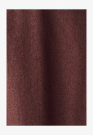 Burgundi värvi kangas, millel on sile tekstuur ja kerge sära, omades ühtlast kootud mustrit. Ei ole nähtavaid mustreid ega metalltoote detaile.