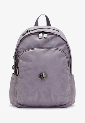 Zaino lilla chiaro con un motivo sottile a foglie, chiusura con doppia cerniera, tasca frontale e dettaglio con logo circolare al centro.